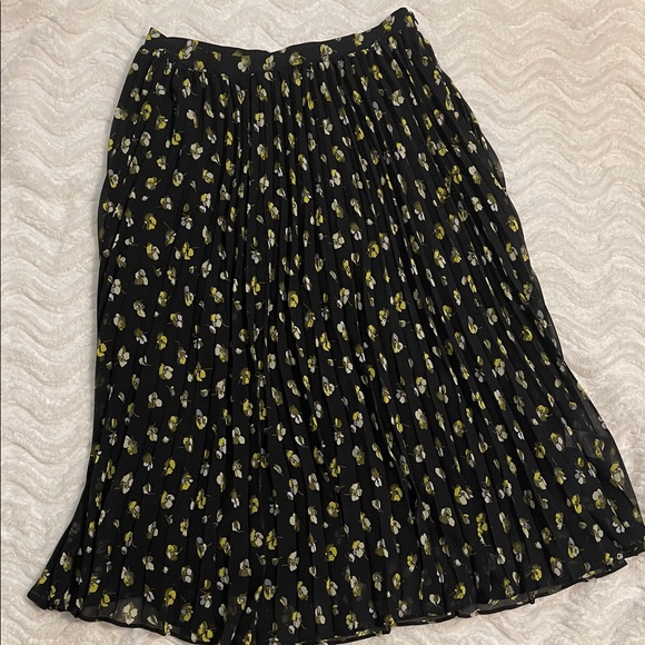 Banana Republic Dresses & Skirts - NWT Pleated Skirt Black w/Yellow Cream & Blue Flowers